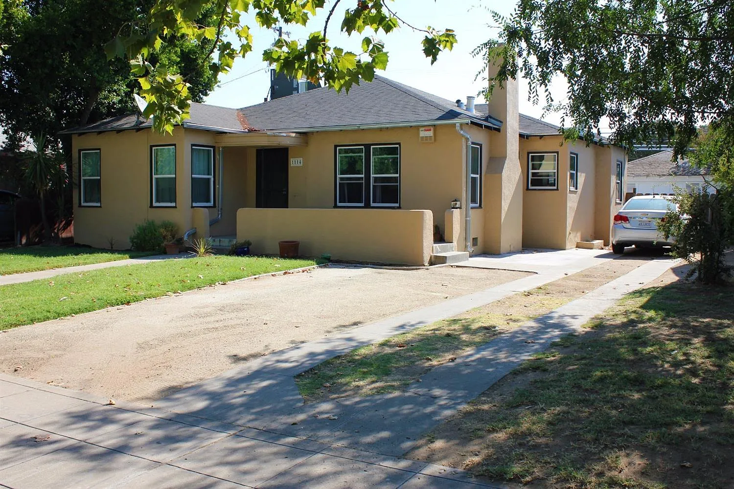 1114 N Fruit Ave photo 1