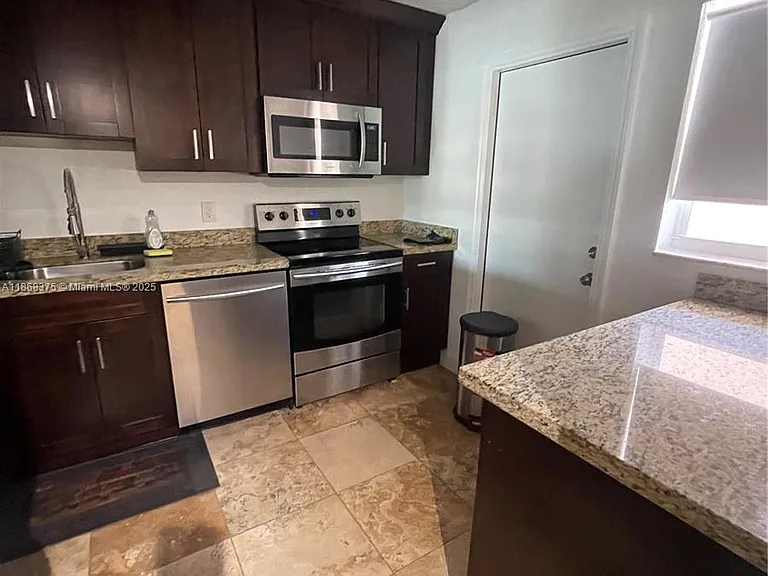 410 SE 2nd St #422 — Photo 6