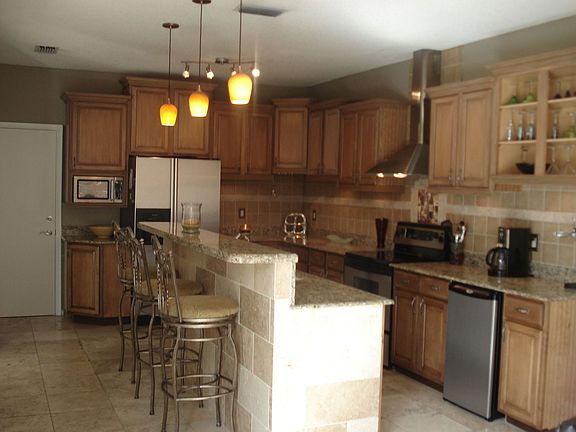 GOURMENT ITALIAN STYLE KITCHEN WITH STAINLESS STEEL APPLIANCES