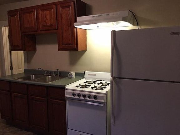 5th image of 144 S Lewis Ave APT 4