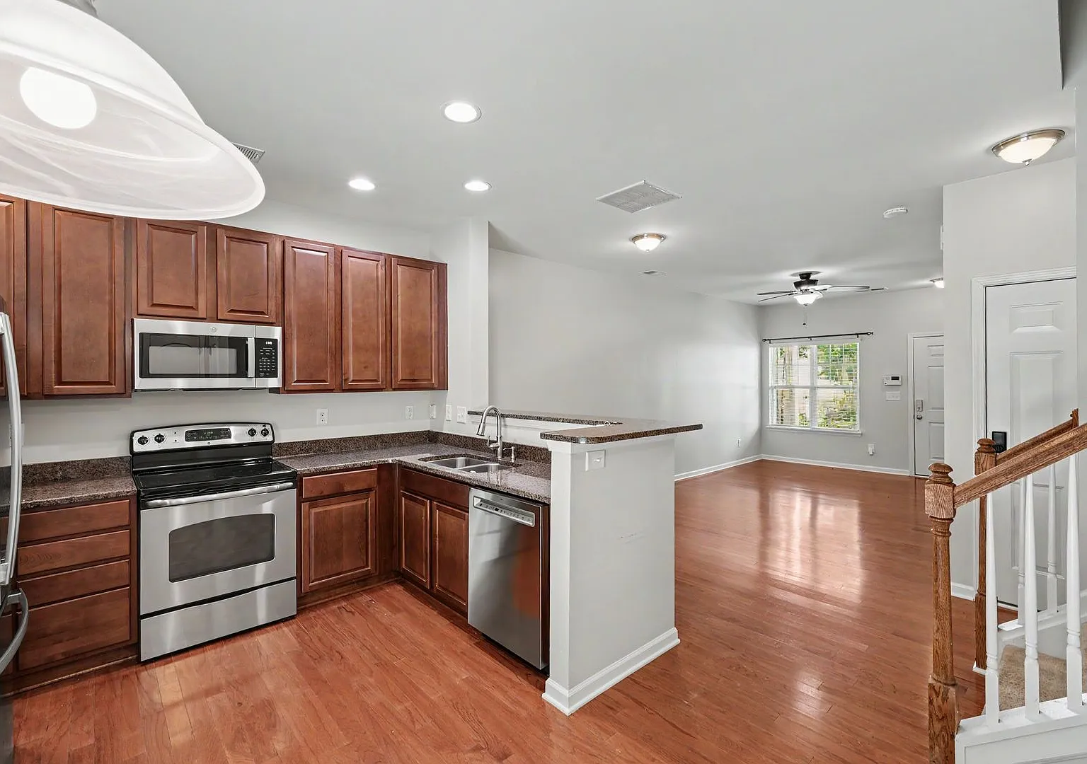 Beautiful 3BR Townhome with Community Pool & Garage! — Photo 2