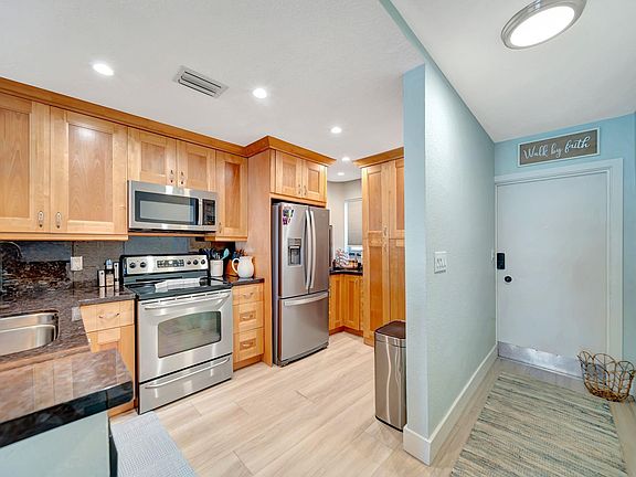 4th image of 2841 NE 33rd Court #102