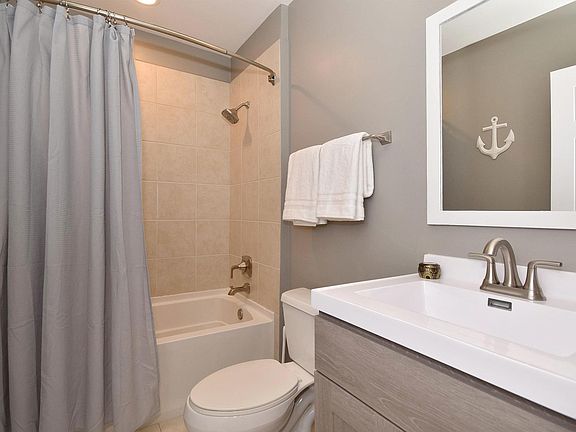 2nd image of 657 W Fulton St Unit 406