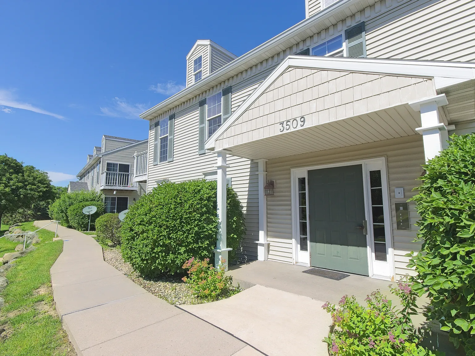 2 bed, 928 sqft, $1,595 — Photo 2