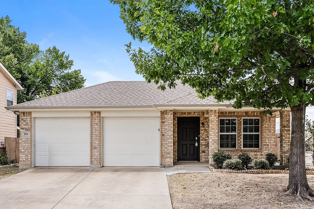 3 bed, 2.0 bath, 1369 sqft, $1,930 — Photo 1