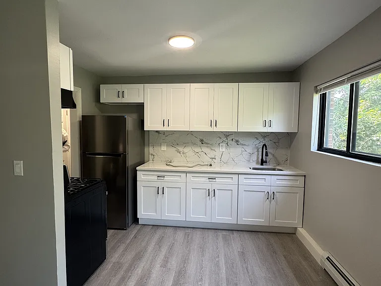 180 Earle St #C02 — Photo 1