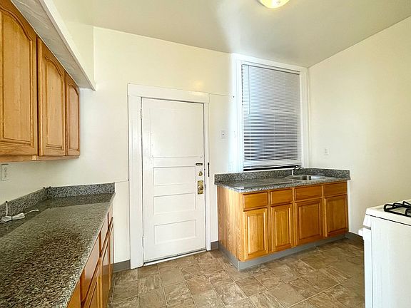 4th image of 1104 Irving St #1100