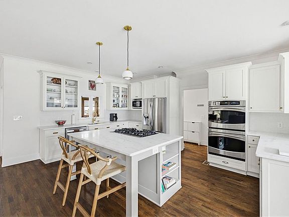 5th image of 220 Mount Vernon Dr