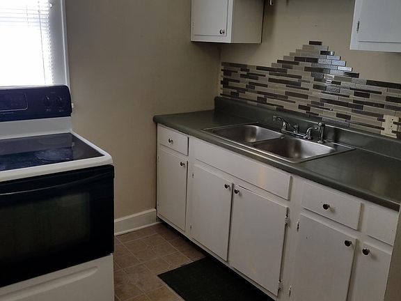 Cute, gally style kitchen