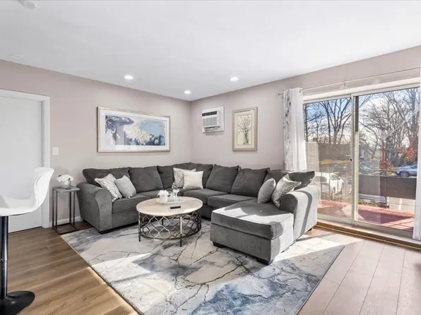 115 Grove St APT 11, West Roxbury, MA 02132