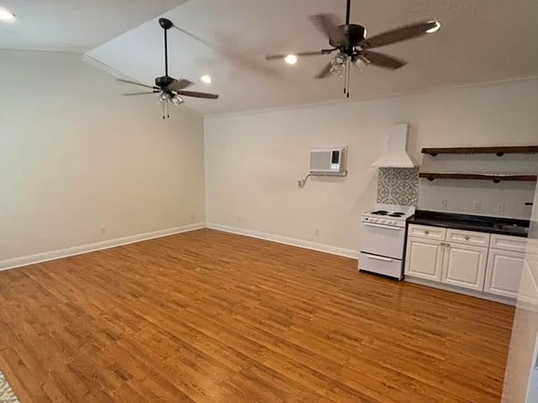 712 Erie St — Photo 1