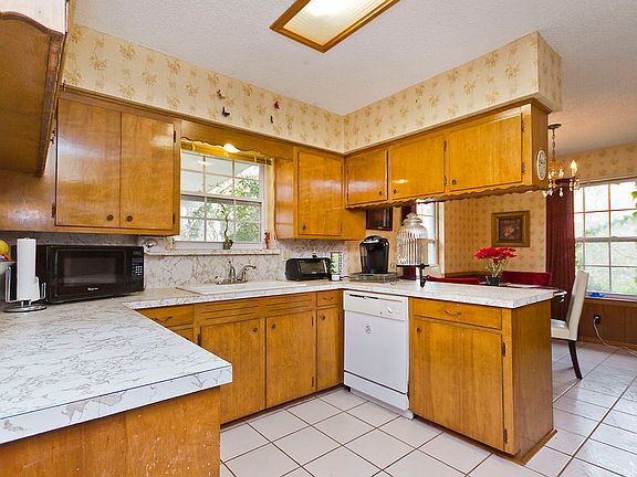 3rd image of 1225 Hillcrest Dr