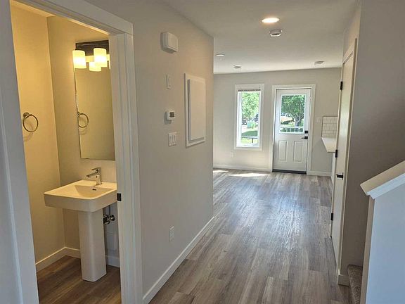 5th image of 928 40th Ave N #1