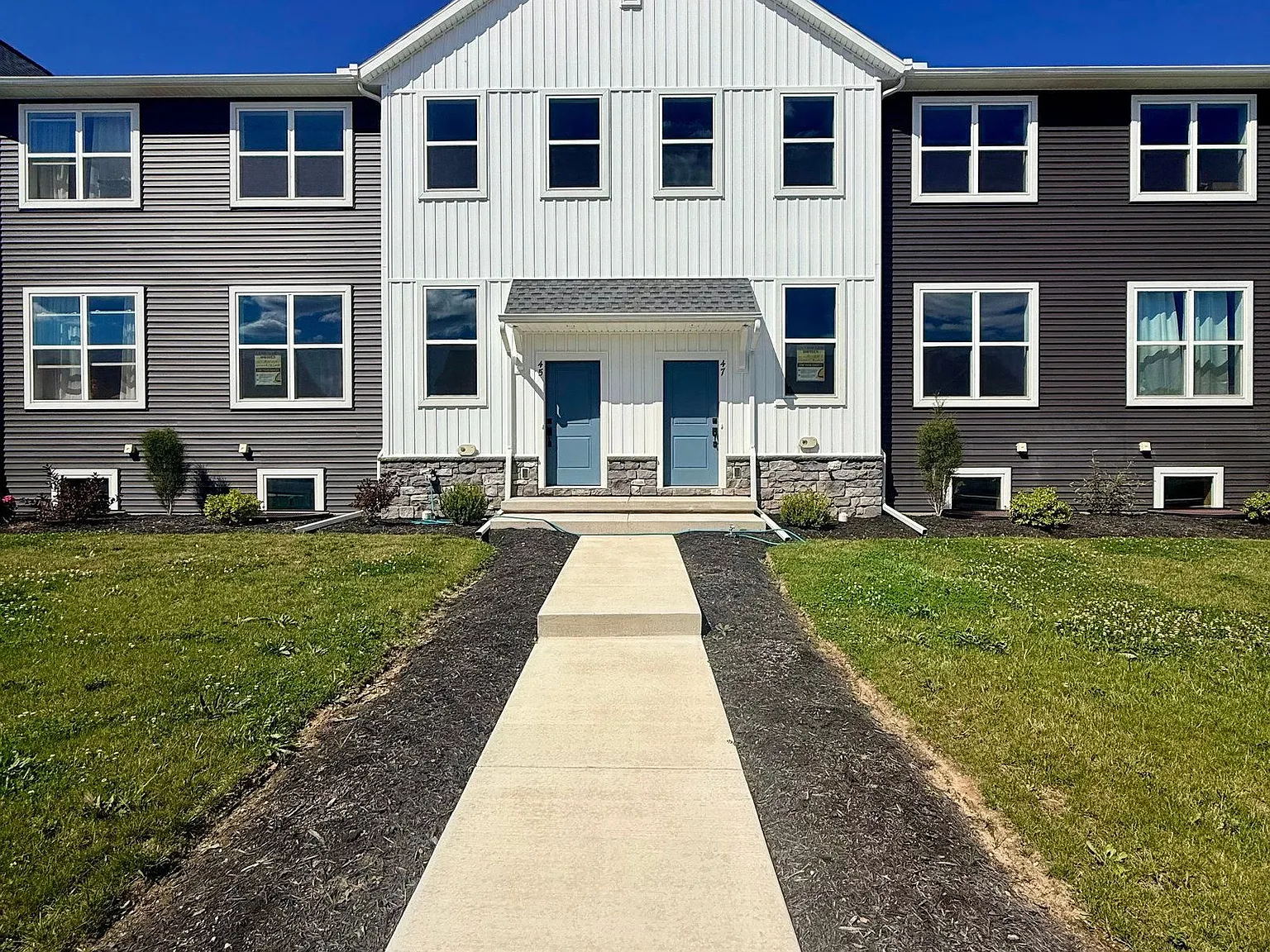 3 bed, 2.5 bath, 1553 sqft, $2,300 — Photo 1