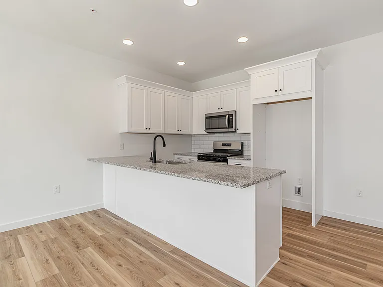 315 Pelham Ct — Photo 12