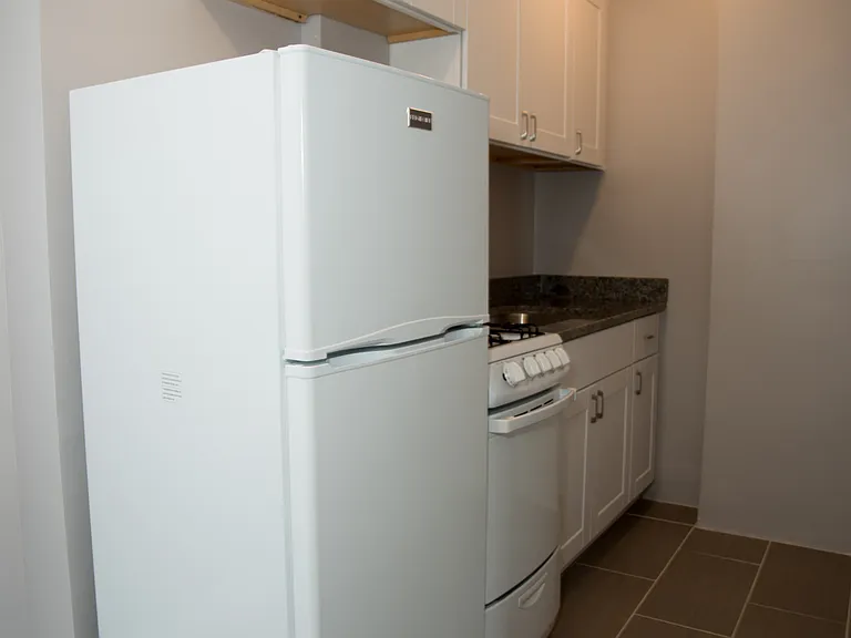 5737 N Kenmore Edgewater Apartments — Photo 4