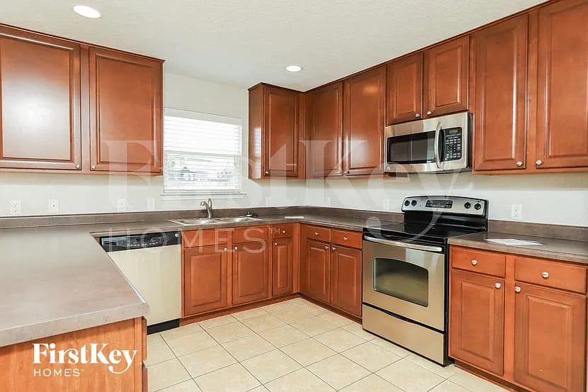 3 bed, 2.5 bath, 2152 sqft, $1,650 — Photo 4