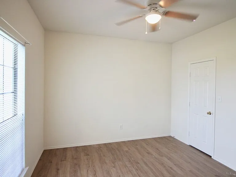 112-114 Collett Ct — Photo 10