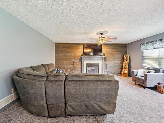 5th image of 672 Toria Dr