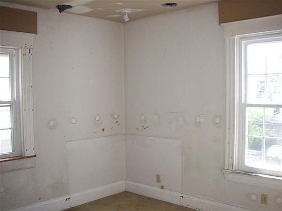 4th image of 2049 Crown Ave