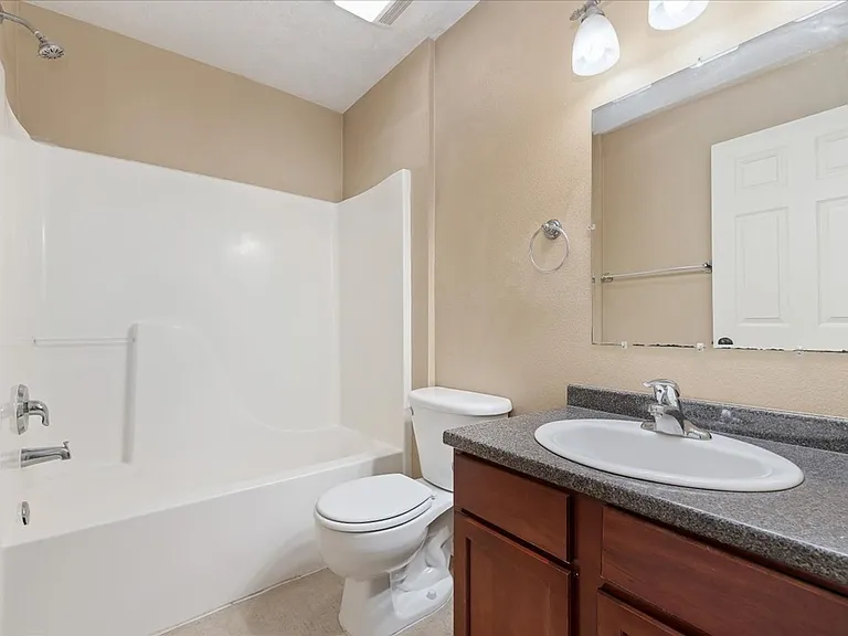 Canal St Apartments — Photo 16