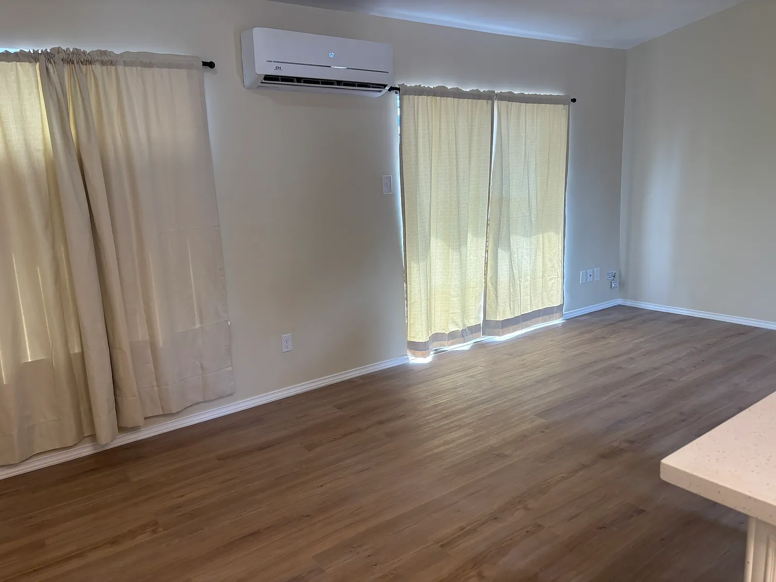 4 bed, 1.5 bath, 1300 sqft, $2,100 — Photo 3