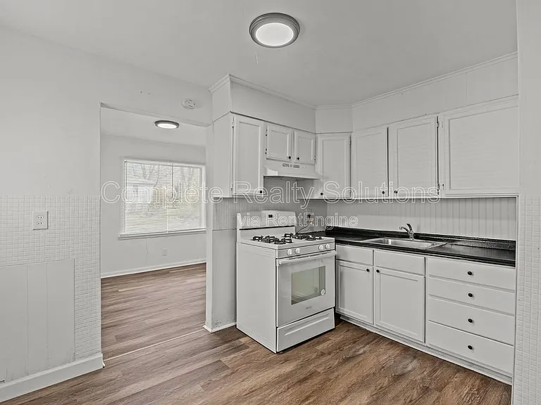 9823 Winkler Dr — Photo 16