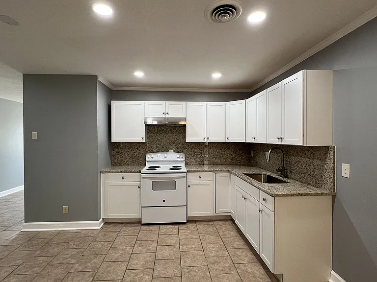 1008 Pelham St — Photo 7