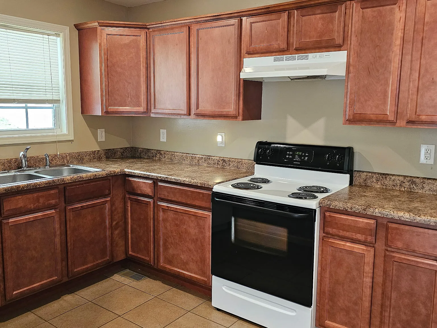 210 Vanover Ln — Photo 3