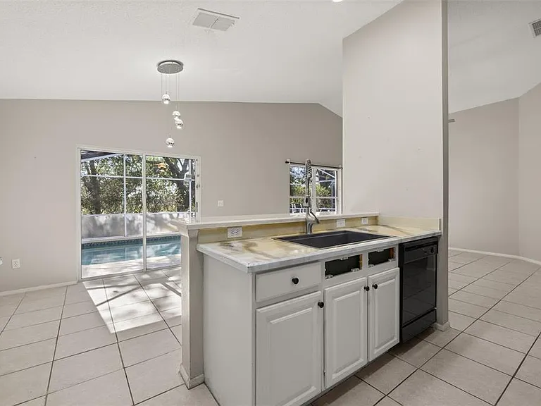 551 Castlemain Cir — Photo 24