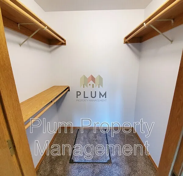 2360 Village Sq — Photo 9