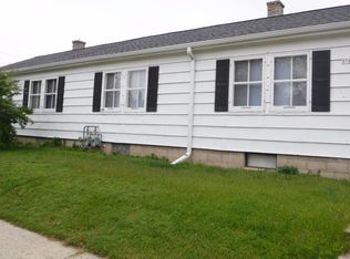 817 Schroeder Dr, Manitowoc, WI 54220