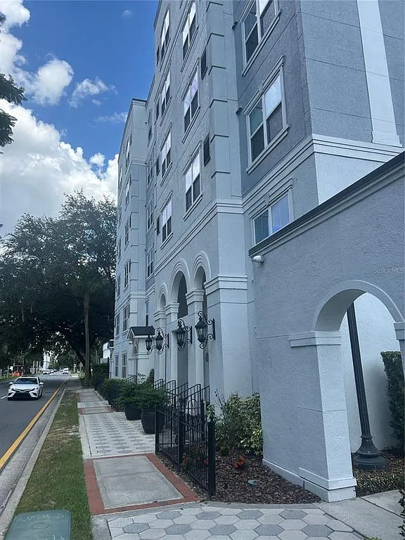 1 bed, 1.0 bath, 744 sqft, $1,499 — Photo 2