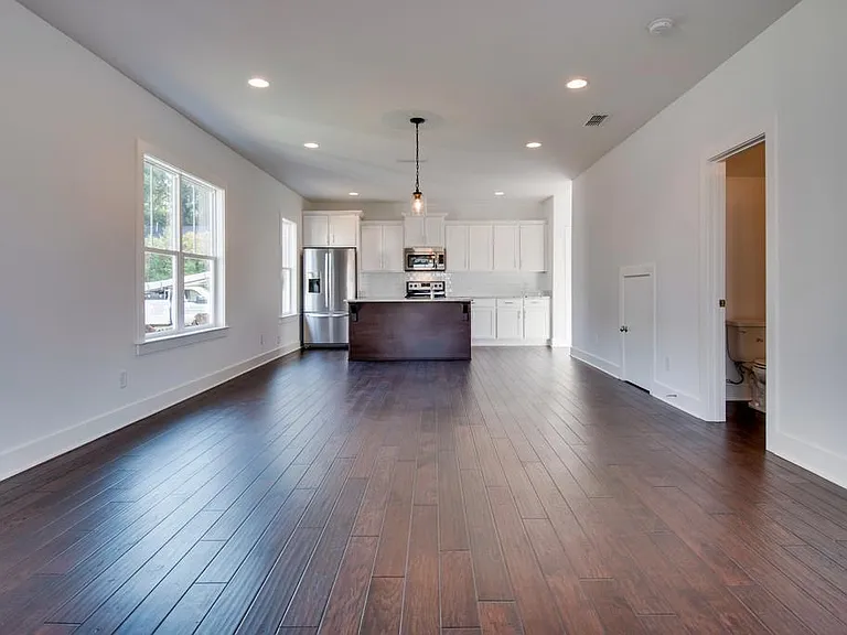 707 Cottage Park Dr — Photo 2