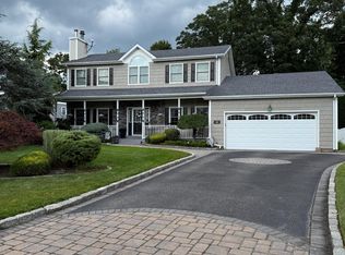 30 Rose Ct, Lindenhurst, NY 11757