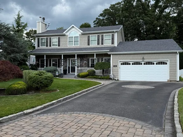 30 Rose Court, Lindenhurst, NY 11757
