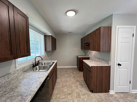 4th image of 532 Parkdale Dr