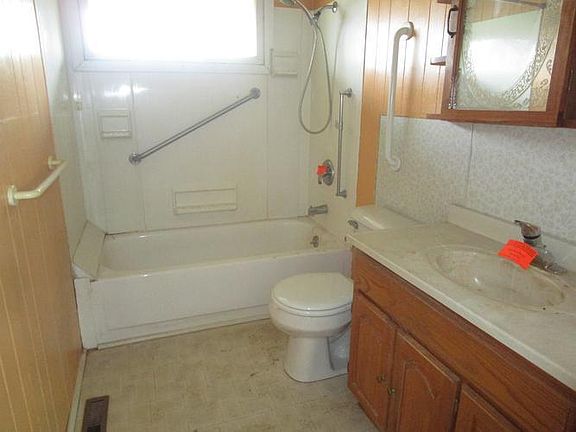 Main Floor Full Bath