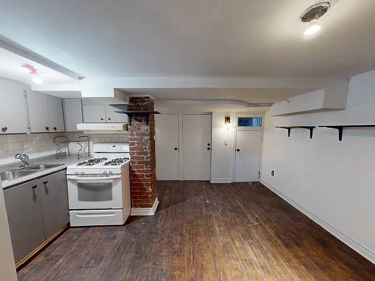 1054 Dovercourt Rd #BASEMENT — Photo 3