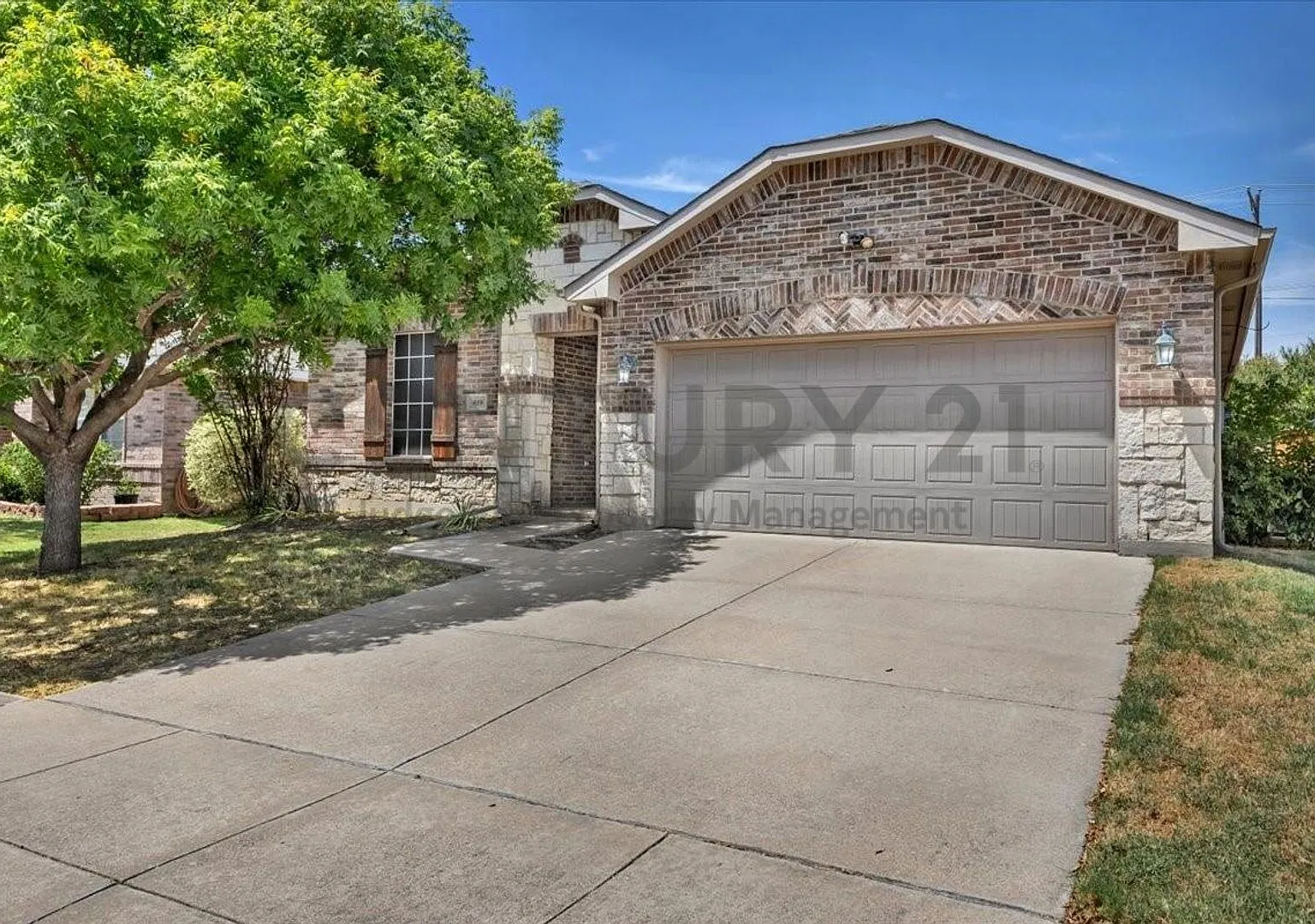Move-In Ready 3/2/2 in Highly Sought After Mansfield ISD For Rent! — Photo 3