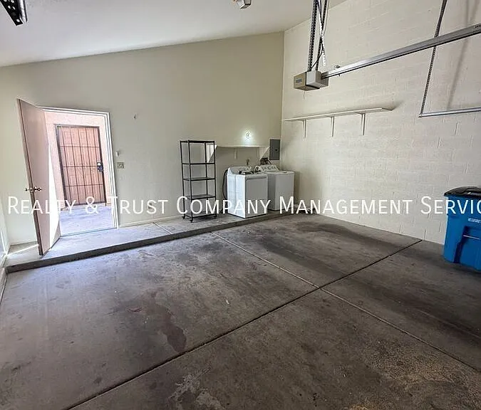 709 W Millbrook Ln — Photo 28