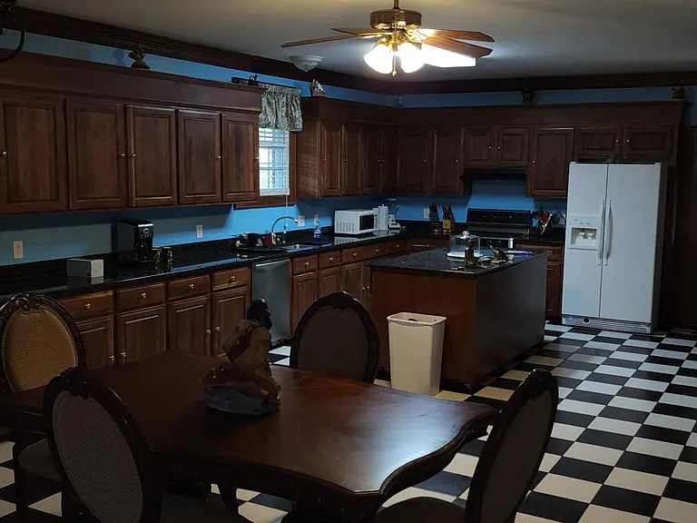 1810 Shady Grove Rd — Photo 10