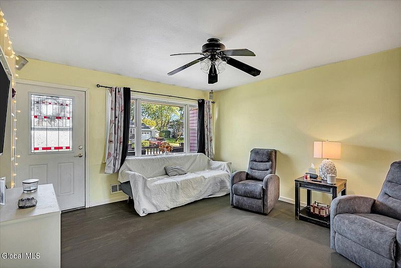4th image of 15 Harold Avenue