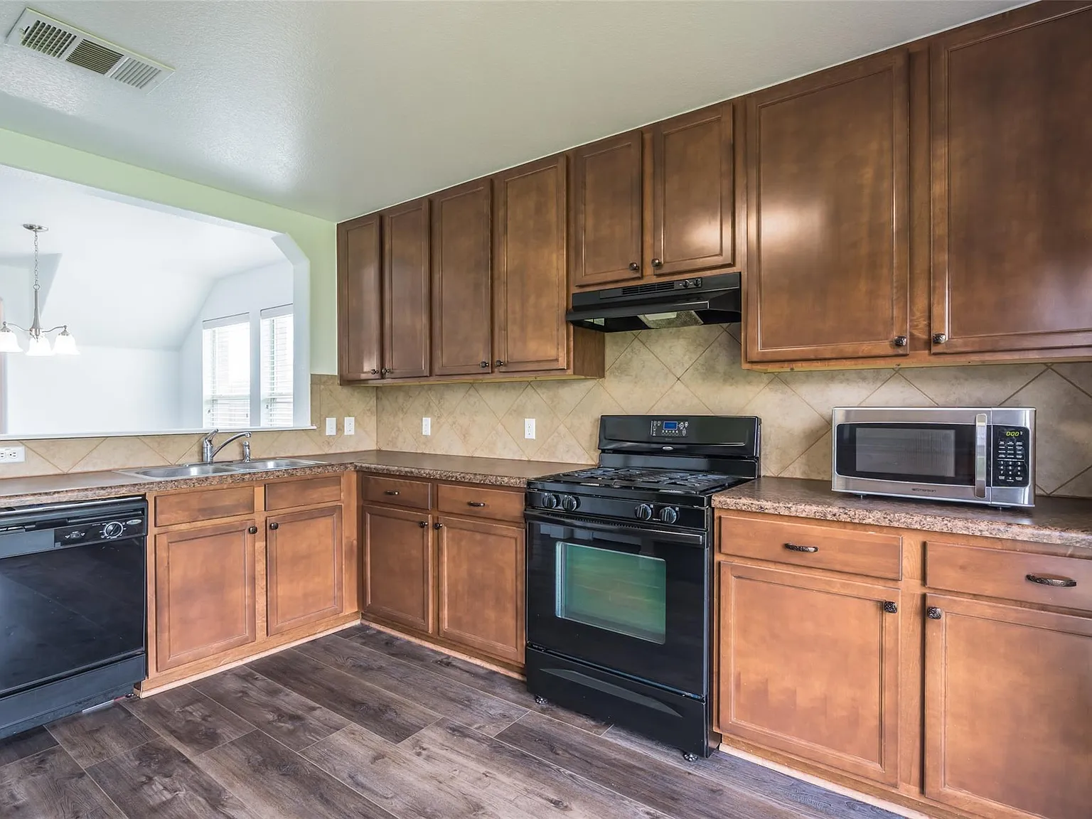 4 bed, 3.0 bath, 2209 sqft, $2,200 — Photo 4