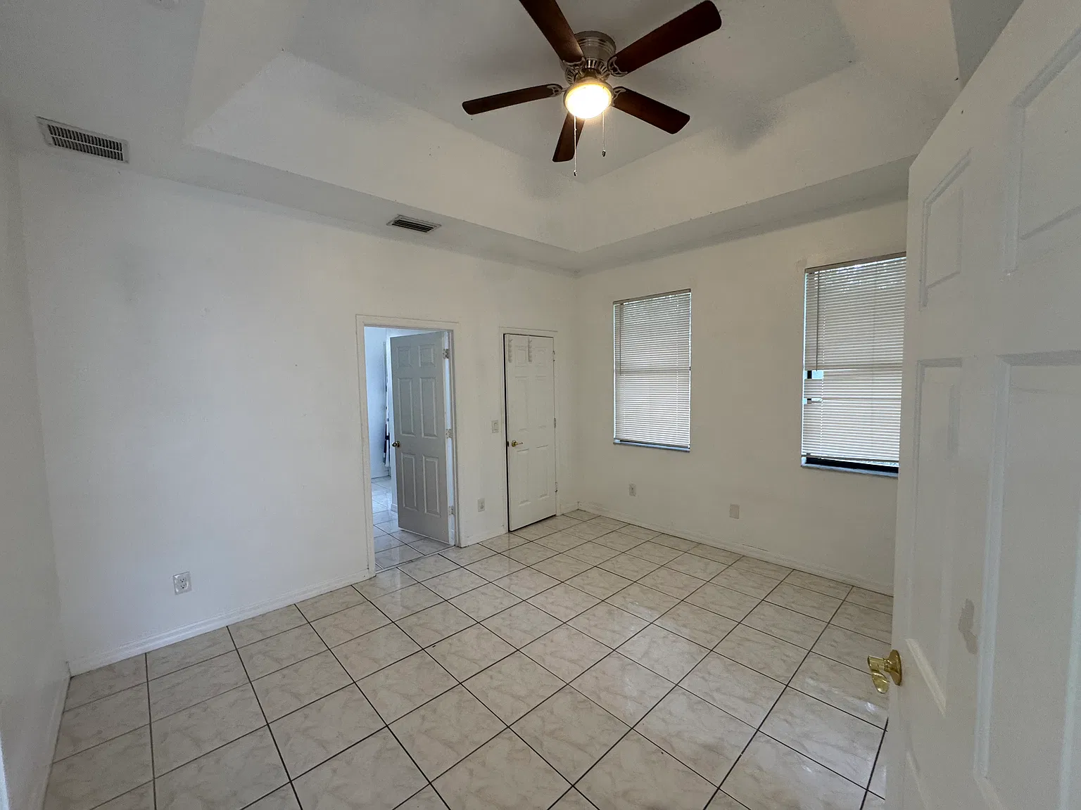 3 bed, 1276 sqft, $2,350 — Photo 3
