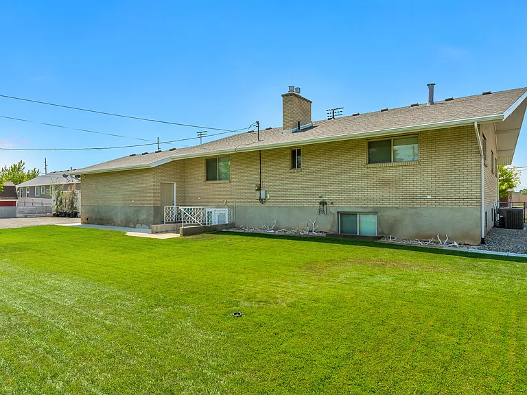 256 N 300 W — Photo 21