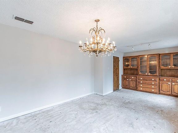 3rd image of 522 W Red Bird Ln