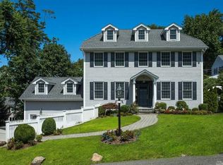 17 Parkwoods Rd, Manhasset, NY 11030