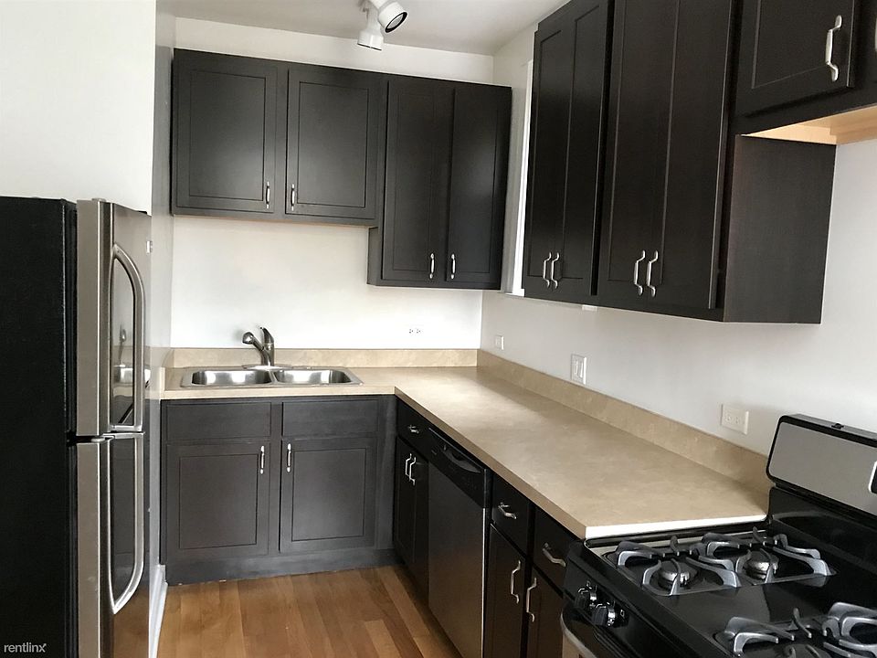 1st image of 1051 W Montrose Ave