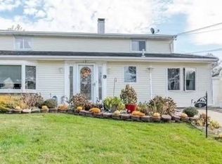 9 Fairlane Dr, Selden, NY 11784
